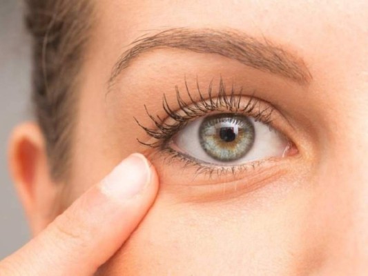 Vitamina K: Ayuda a mejorar la circulación sanguínea, mejora el desarrollo de los tejidos, también es muy eficaz para tratar ojeras que estén muy oscuras y aporta elasticidad a la piel.