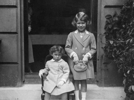 La única hermana de Isabel fue la princesa Margarita, nacida en 1930. Las dos fueron educadas en su casa a supervisión de su madre