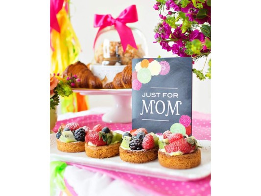 Las estaciones de postres no son exclusivas de los grandes festejos, inclúyelas en tu celebración y decóralas con detalles alegres y vibrantes. Todo es cuestión de creatividad.