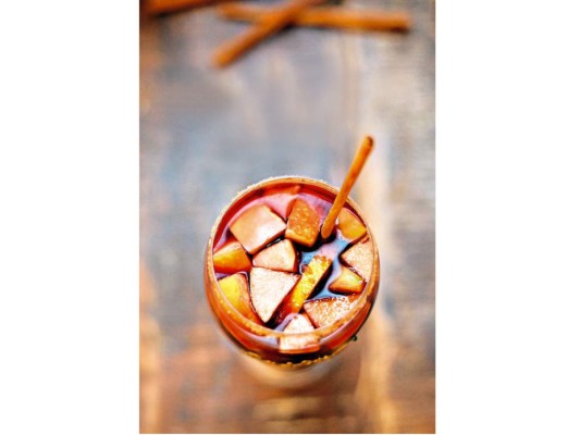 Sangría caliente de Navidad<br/>Una botella de vino tinto. La corteza de una naranja (sin la parte blanca). Una pizca de nuez moscada. Una rama de canela. Azúcar morena al gusto. Clavos de olor. Miel al gusto. Una pizca de jengibre fresco rayado. Un vaso de agua<br/><br/>Preparación. En una olla pon a hervir el agua con el azúcar y los demás ingredientes, cuando haya hervido retira del calor y agrega el vino, cocina quince minutos más y sirve.<br/>