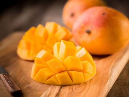 Mango<br/> Es una fruta versátil ya que puede comerse verde, camulian o maduro. Además de su delicioso sabor, puede combatir el exceso de líquidos en el organismo.