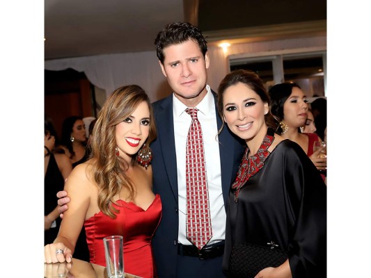 Irene Flores con Felipe y Mercy Vaca