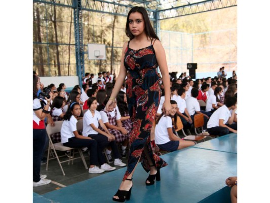 Show de moda y talento en Macris School