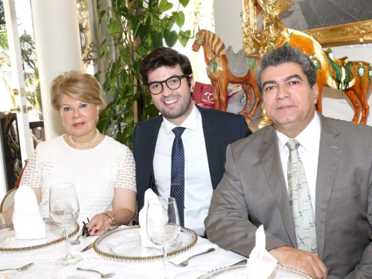 Javier y Viviana Guevara bautizan a su hija Ariana Sofía