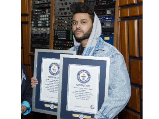 Ganó dos récords Guinness gracias a su álbum Beauty Behind the Madness, que en el 2017 alcanzó 60 millones de reproducciones en un año. Además, se convirtió en el artista que con más semanas consecutivas se mantuvo en el top 10 de las 100 mejores canciones de Billboard. ¡Top!