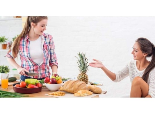 Haz la dieta con alguien más: Puedes invitar a un miembro de tu familia o un amigo para que hagan la dieta juntos, de esta manera te sentirás más motivado.