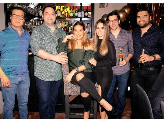 Felix Suazo, Fady y Gloria Maalouf con Adriana y Xavier Lacayo y el cumpleañero Rodolfo Lugo.