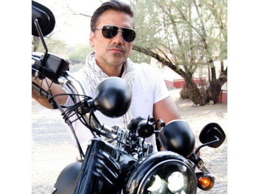 Alejandro Fernández. Es un fanático de las motos, son diferentes modelos y diseños auténticos, por lo que selecciona una, para cada día de la semana.