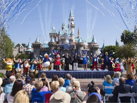Disney Parks&Resorts <br/>No hay mejor regalo para los pequeños de la casa, o justamente para ti… en experimentar el mágico mundo de Disney.<br/>