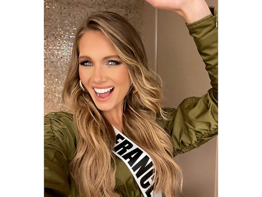 Amandine Petit, Miss Francia. Está cursando la maestría en gestión social, sanitaria y gerontológica, le encanta ayudar a las personas y se considera positiva y dinámica. Habla en la radio semanalmente para defender diversas causas y difundir positividad, dona sus ganancias a la Asociación Les Bonnes Fées para mujeres desfavorecidas.<br/>