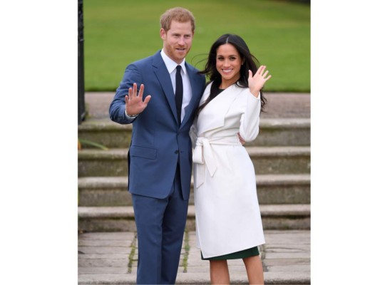 27 de octubre se comprometieron públicamente, en los jardines del Palacio de Kensington, tras un año y medio de noviazgo.