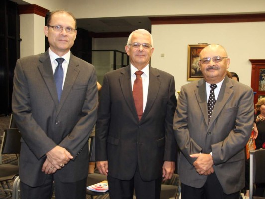 Jorge Bueso y Napoleón Larach reciben galardón