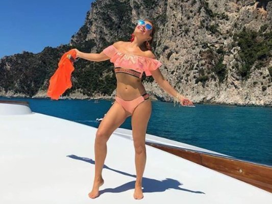 La divertida actriz mexicana, Thalía ha posteado varias imágenes de ella en sus cuentas de redes sociales, en las cuales podemos ver algunas en que luce con traje de baño y podemos admirar que todavía mantiene un abdomen plano y piernas realmente tonificadas.