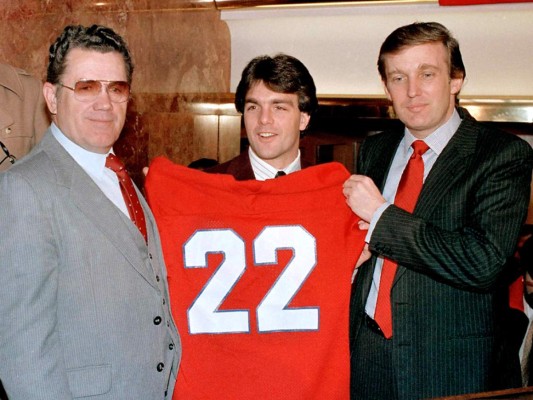 8. Además del golf le gustan el béisbol, soccer y el futbol americano, que jugó en su época universitaria. Incluso trató de comprar el equipo de los Mets, aunque no lo logró. Pero fue dueño de un equipo de fútbol americano y es ferviente seguidor de los New York Nets y los Patriots.
