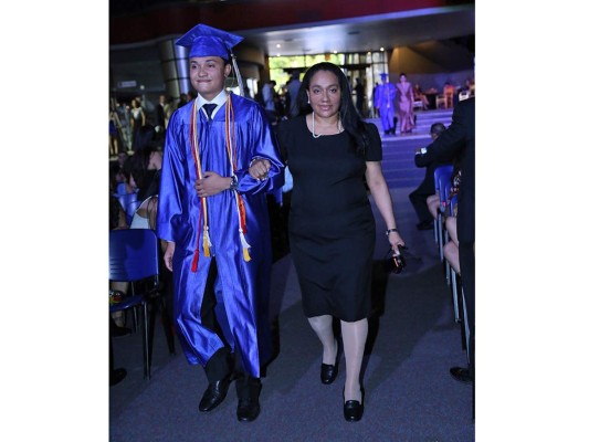 Emocionante noche de graduación de la International School