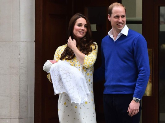 Abuelos visitan a princesa de Cambridge