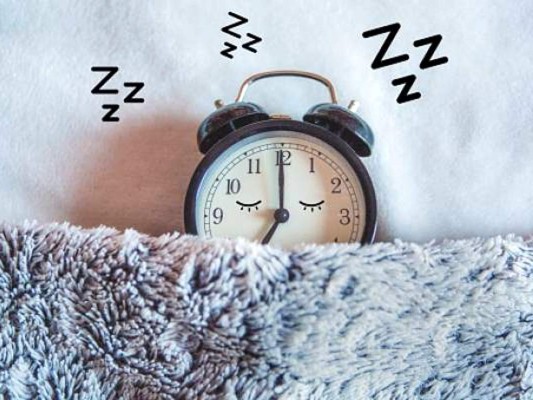 Es importante tener una hora fija para acostarte y despertarte así vas a mantener la presión de sueño en equilibrio.
