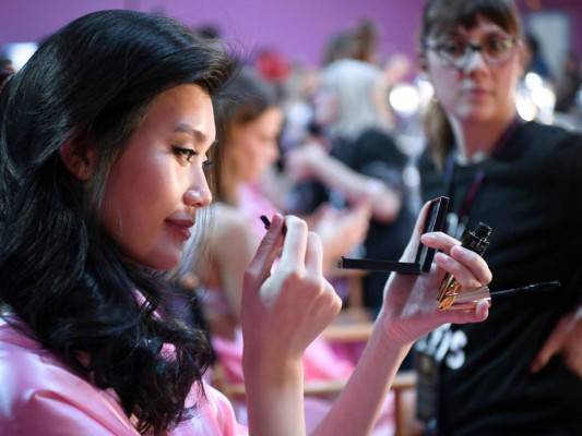La modelo china Liu Wen mientras se maquilla en el backstage del Victoria's Seecret Fashion Show en el Grand Palais en París.