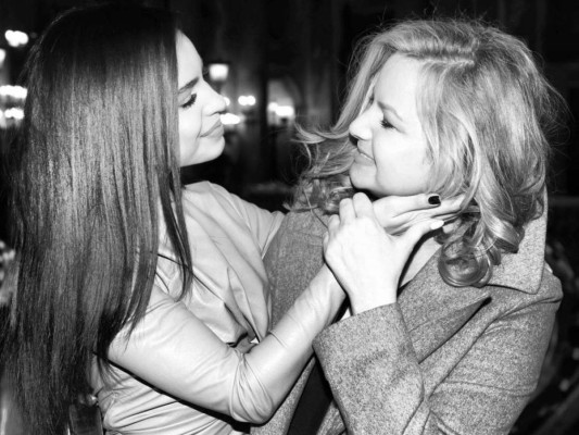 ''Te amo hasta nuestra luna sonriente y de regreso. Gracias al infinito y más allá. Mi corazón es tuyo, mi mamá. Por los siglos de los siglos, Tu Sofía'', puso en su post Sofia Carson junto a una hermosa imagen junto a su madre.