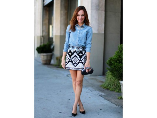 Etnico refinado. Transforma totalmente una mini falda de estampados étnicos y brillo de lentejuelas con una camisa de denim y claro, un collar de brillo discreto.Lista para irte de fiesta!