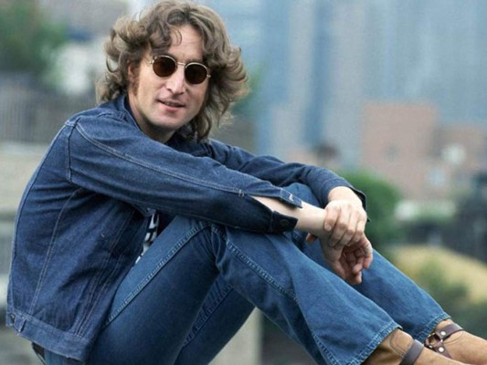 John Lennon. Su padre lo abandono y a los cinco años perdió todo el contacto con su él, asimismo no se llevaba con su madre quien era una alcohólica. Esa fue la razón por la que finalmente quedó bajo el cargo de sus tía Mimí, quien le inculco una gran pasión por el arte y haciendo que se convirtiese en uno de los mejores músicos de todos los tiempos.