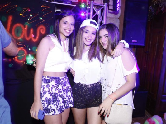 Neon party en residencia Andonie