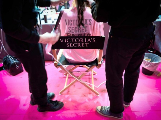 Backstage del Victoria's Secret Fashion Show en el Grand Palais, París.