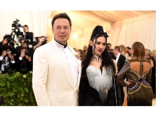 Elon Musk + Grimes<br/>Elon Musk es mejor conocido como el fundador y CEO de SpaceX, cofundador y CEO de Tesla y Neuralink. El empresario billonario es conocido por sus diversos intereses e inversiones, una de ellas siendo la inteligencia artificial. Conoció a la cantante alternativa Claire Boucher, mejor conocida como Grimes, por una broma que ella hizo sobre la inteligencia artificial. Un mes después debutaron como pareja en la Met Gala 2018, en un vestido que los dos diseñaron juntos y un collar que refleja el logo de Tesla. Hasta el día de hoy, fans de la cantante bromean sobre lo que probablemente es la pareja mas inesperada y extraña del 2018.
