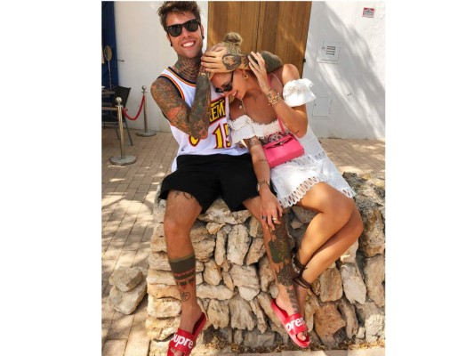 Su relación se hizo pública desde su primera salida juntos, ya que los paparazis los encontraron, la blogger llegó a creer que había sido Fedez quien había llamado a la prensa para que los captara, por lo tanto tuvieron una gran pelea.