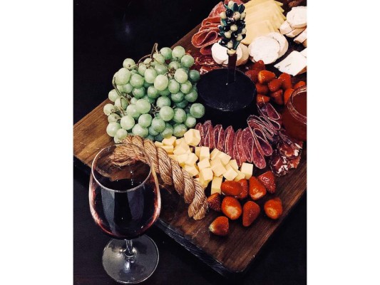 MOMA’S. De la mesa, al corazón. Bajo ese lema, en la cocina de Moma’s se preparan toda clase de especialidades que conquis-tarán tu paladar. Su menú incluye desde tabla de quesos, postres, desayunos y platos salados hasta increíbles mermeladas y antipastos. Su catering promete además un festín de puro sabor@momas.hn