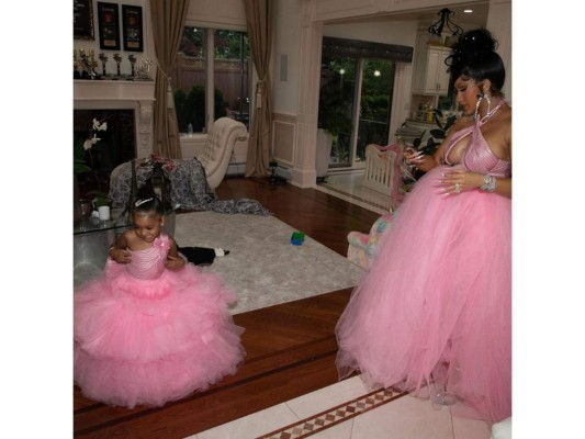 ¡De tal madre, tal hija! Ambas andaban con looks similares de los mismos colores destacando el tul rosado.