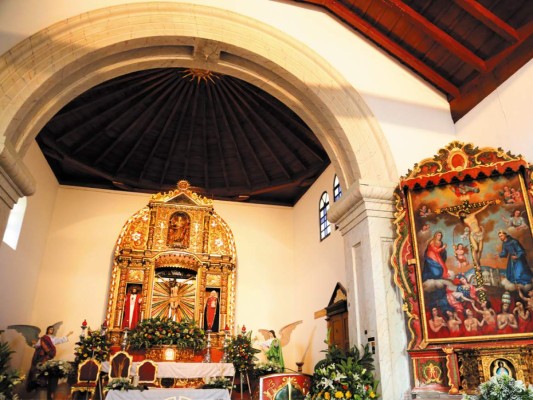 Imagen de los retablos dorados dentro de la iglesia de Santa Lucía, cuyo preciado cristo crucificado fue donado por el Rey Felipe II el 15 de Enero de 1572, en retribución por las ganancias que la Corona Española obtenía de la actividad minera del lugar.