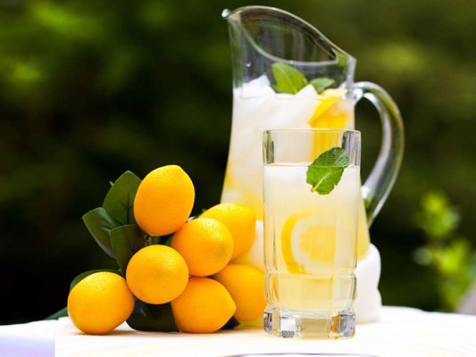 10 beneficios de beber agua con limón