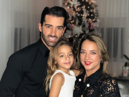 Adamari López y Toni Costa. Otra pareja latina que nos dejó con el corazón partido. Adamari y Toni confirmaron su separación tras 10 años de matrimonio. Los papás de Alaia de 6 años aseguraron llevarse bien por la felicidad de su hija.
