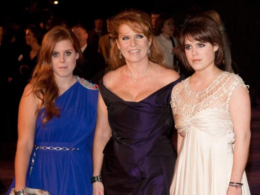 Sarah Ferguson es la mamá de las princesas Beatriz y Eugenia. Durante su matrimonio con el príncipe Andrés, los medios afirmaron que tenía una tensa relación con la reina Isabel