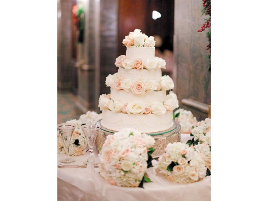 #13 Pasteles de corte romántico con profusión de rosas