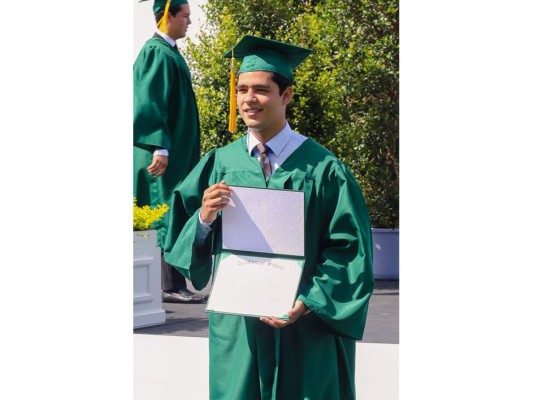 Entrega de títulos de DelCampo International School