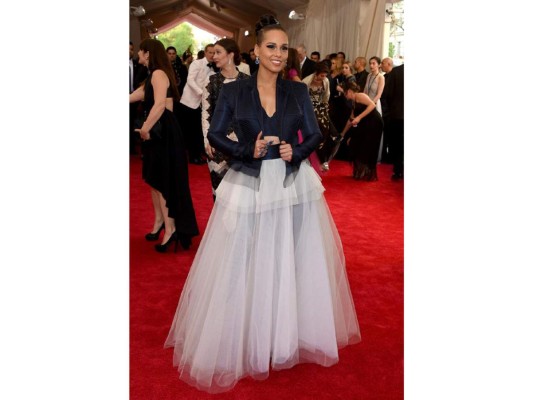 Alicia Keys en un look by Jean Paul Gaultier en la gala de 2015<br/>}