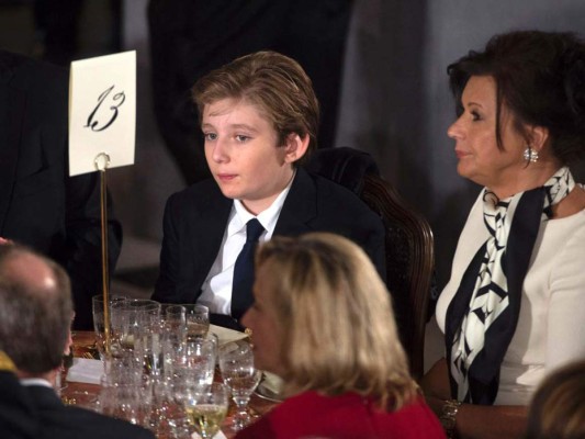 Un tanto cansado, Barron Trump durante el almuerzo inaugural
