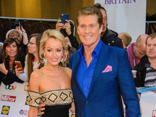 El actor de David Hasselhoff se casó con Hayley Roberts, se conocieron en un bar de un hotel de su natal Cardiff, en Gales, para sacarse una foto y él le respondió que accedería a tomarse la selfie si ella le daba su número de teléfono. Comenzaron a salir y el resto es historia.