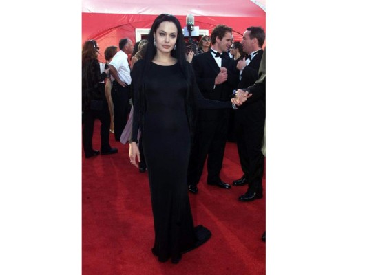 Angelina Jolie en 2000 ganó la estatuilla por Actriz de Reparto gracias a la película Inocencia Interrumpida, no obstante quedo como perdedora por su vestido neo gótico, 'Morticia' fue su sobrenombre por mucho tiempo. So dark