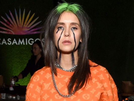 Nina Doebrev como Billie Eilish.
