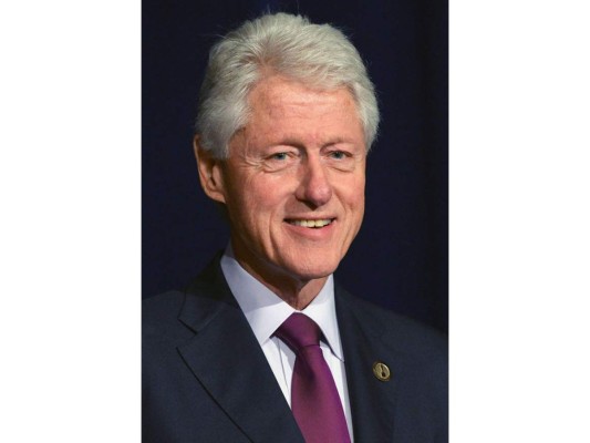 Bill Clinton. Su padre, William Jefferson Blythe, murió antes de que él naciera y su madre, Virginia Dell Cassidy, lo dejó con sus abuelos maternos, y se fue a Nueva Orleans a estudiar enfermería. Sus abuelos lo cuidaron y educaron hasta que volvió su madre, quien volvió a casarse con Roger Clinton. Finalmente Bill, decidió adoptar el apellido de su padrastro Clinton.