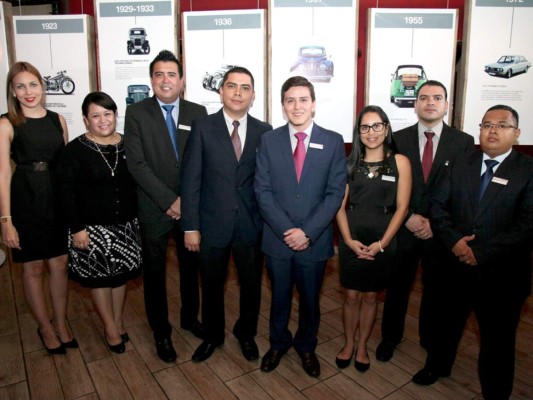 El equipo de Excel Automotriz, Evelyn Tábora, Doris Castillo, Carlos Pitche, Salvador Cuéllar, Rodrigo López, Stephanie Gonzáles, Sady Flores y Samuel Galéas (Foto Marco Rico)