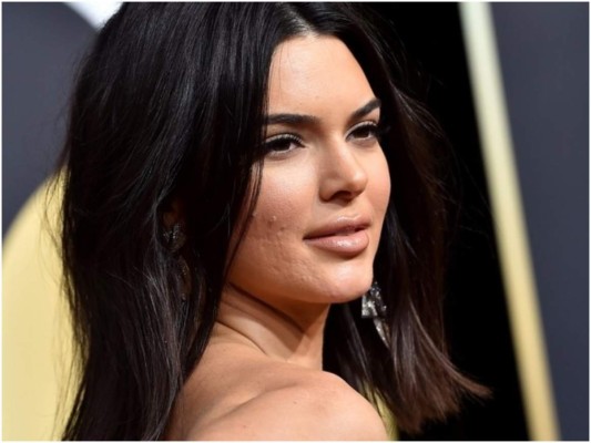 Sin embargo Kendall, quien ha sufrido de acné por años y ha sido muy abierta al respecto, incluso ha preferido asociarse con la marca especializada en productos para pieles propensas a esta condición, 'Proactiv' de la cual es embajadora e imagen del producto.