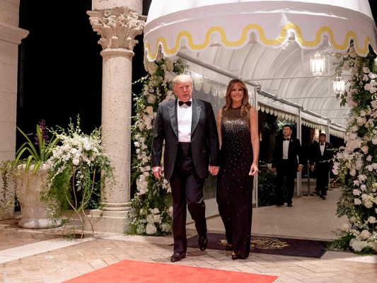 Aunque siempre acompañaba a su esposo, Melania lucía distante, incluso incómoda a su lado. De hecho más de una vez Donald Trump le intentó dar la mano en público y ella la apartó. (Photo by JIM WATSON / AFP)