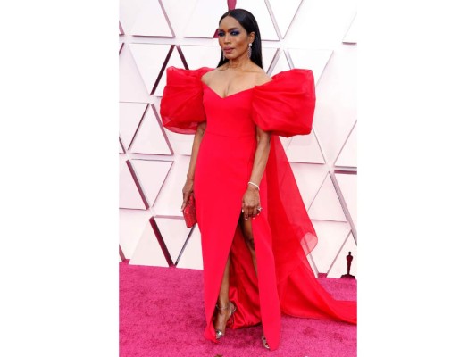 Angela Basset<br/> Esta estrella llegó en un vestido dramáticamente espectacular de Alberta Ferretti. ¡Las mangas, el rojo intenso, todo un espectáculo!