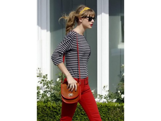 Taylor Swift nos demuestra que el rojo es el mejor complemento de los estampados a rayas