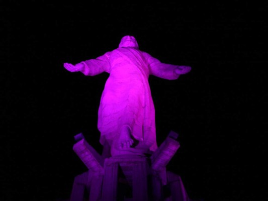 Funhocam enciende de rosa el Cristo del Picacho