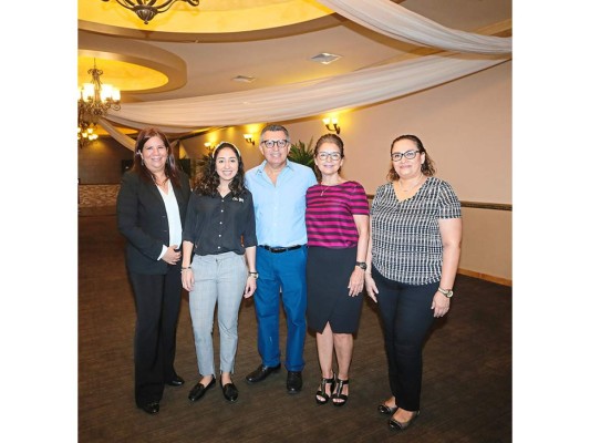 Ejecutivos de hotel Monte Olivos: Glenda Caballero, Alejandra, Tulio y Rina Chinchilla con Dunia Atala. Foto:Gerson Alachán